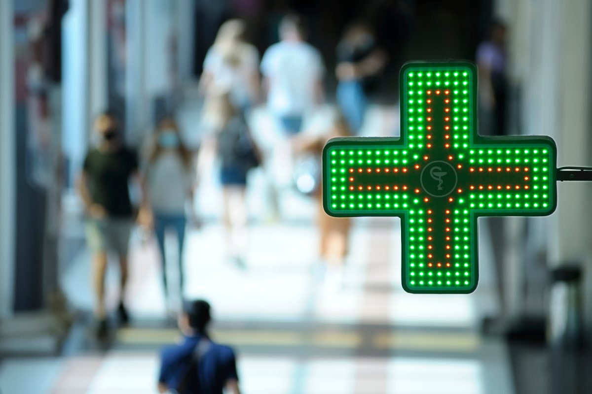 La cruz verde, distintivo de la farmacia. 