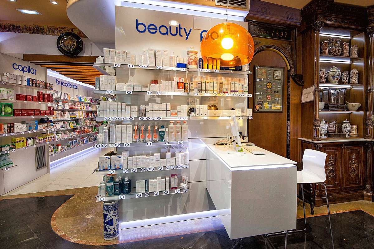 La Farmacia Pedro Taus, fundada en 1897 en Calatayud (Zaragoza), cuenta con un destacado ‘corner’ de belleza. Foto: APOTHEKA 
