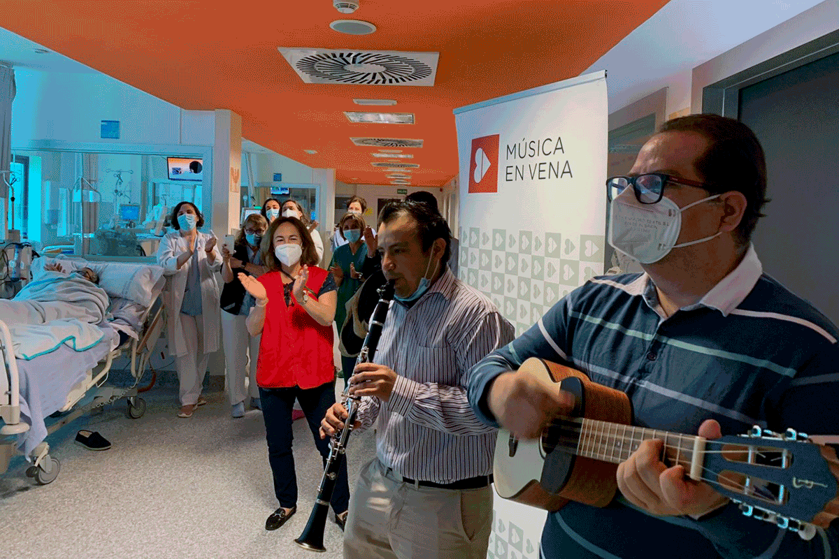 Música en Vena lleva diez años llevando la música a los enfermos ingresados en hospitales. Fotos: Música en Vena.