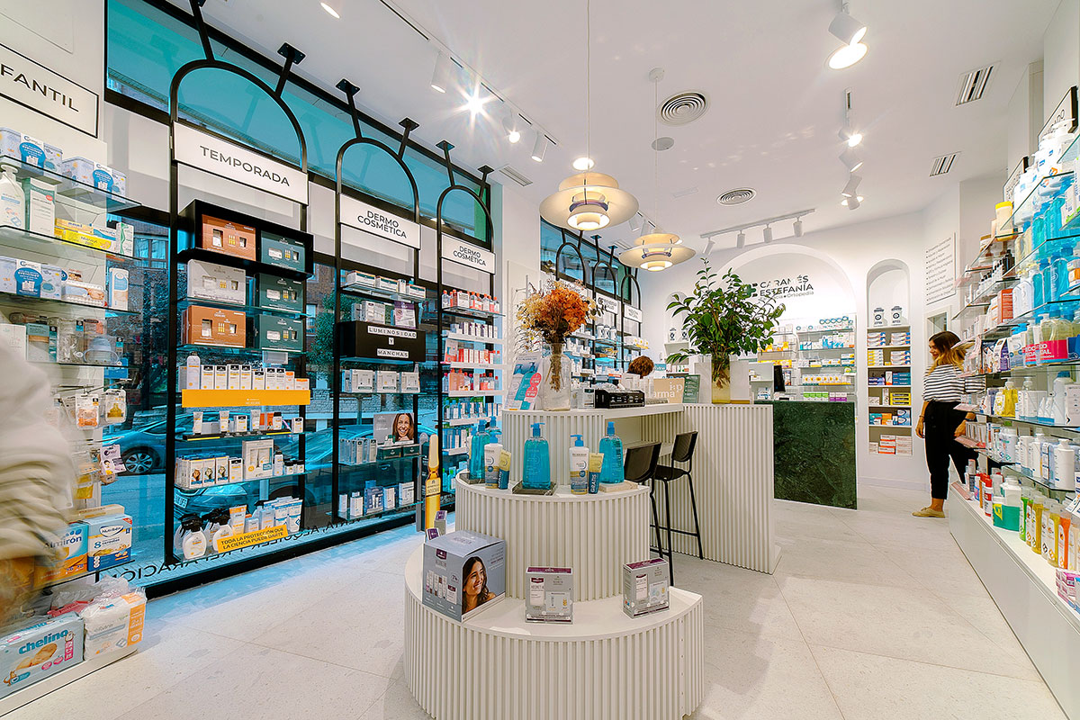 En una superficie de venta de 89 m2, Farmacia Caramés Estefanía combina materiales nobles e industriales. Foto: AQTUE 