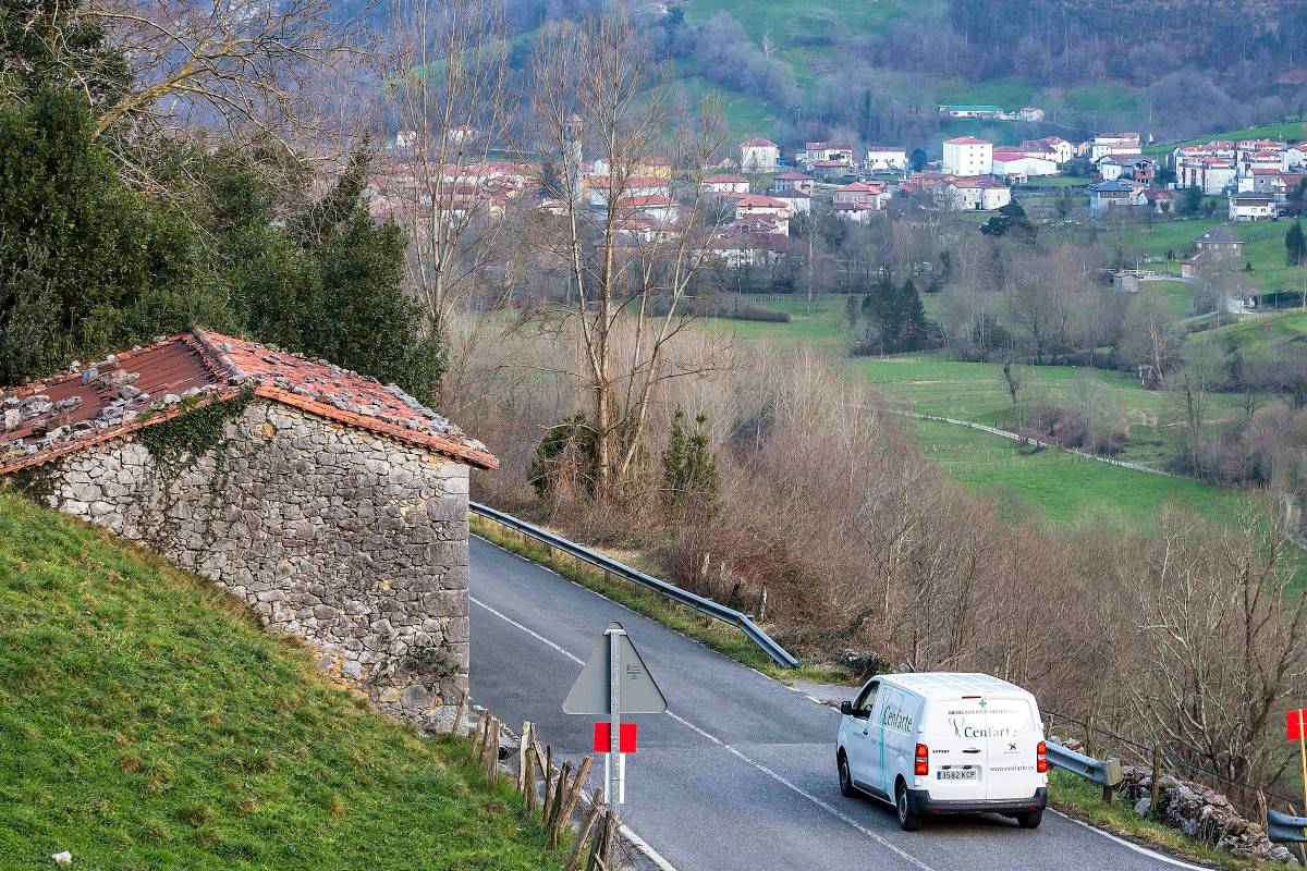 Una furgoneta del Centro Farmacéutico del Norte (Cenfarte) llegando a Arredondo (Cantabria). Foto: ROBERTO RUIZ. 