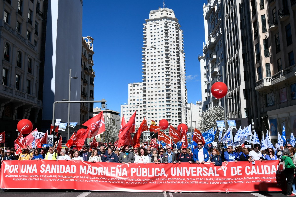 Cabecera de la manifestación en defensa de la Sanidad Pública celebrada hoy en Madrid, a su salida desde la Plaza de España. Foto: JOSÉ LUIS PINDADO. 