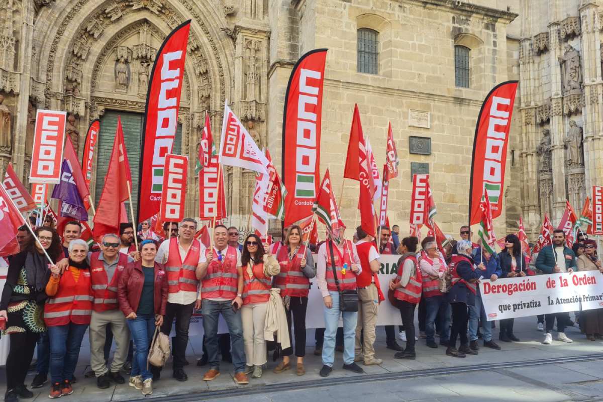 Aspecto de la concentración de protesta convocada hoy en Sevilla por los tres sindicatos de clase, ante la sede de los Servicios Centrales del SAS. Foto: FSSCCOO. 