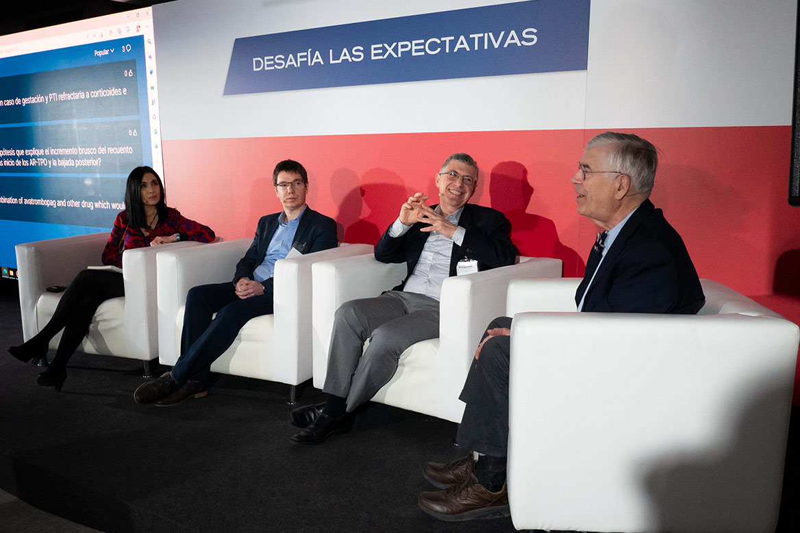 Debate entre expertos. De izquierda a derecha, Dres. Marisa Lozano, Julien Depaus, Walid Ghanima y David Kuter 