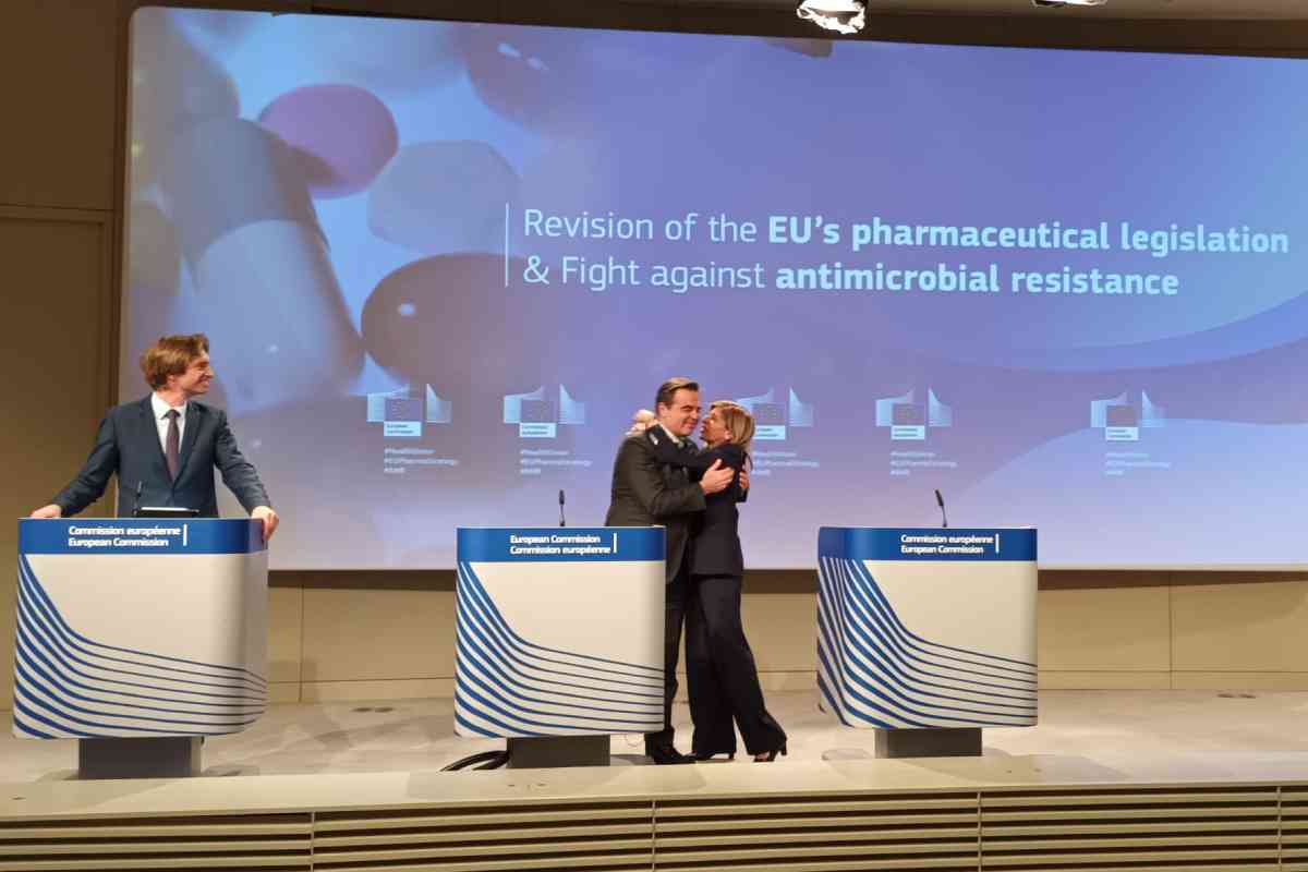 Abrazo entre la comisaria de Salud de la UE, Stella Kyiriakides, y el vicepresidente primero de la Comisión Europea, Margaritis Schinas, en la presentación de la propuesta farmacéutica europea. Foto: UE. 