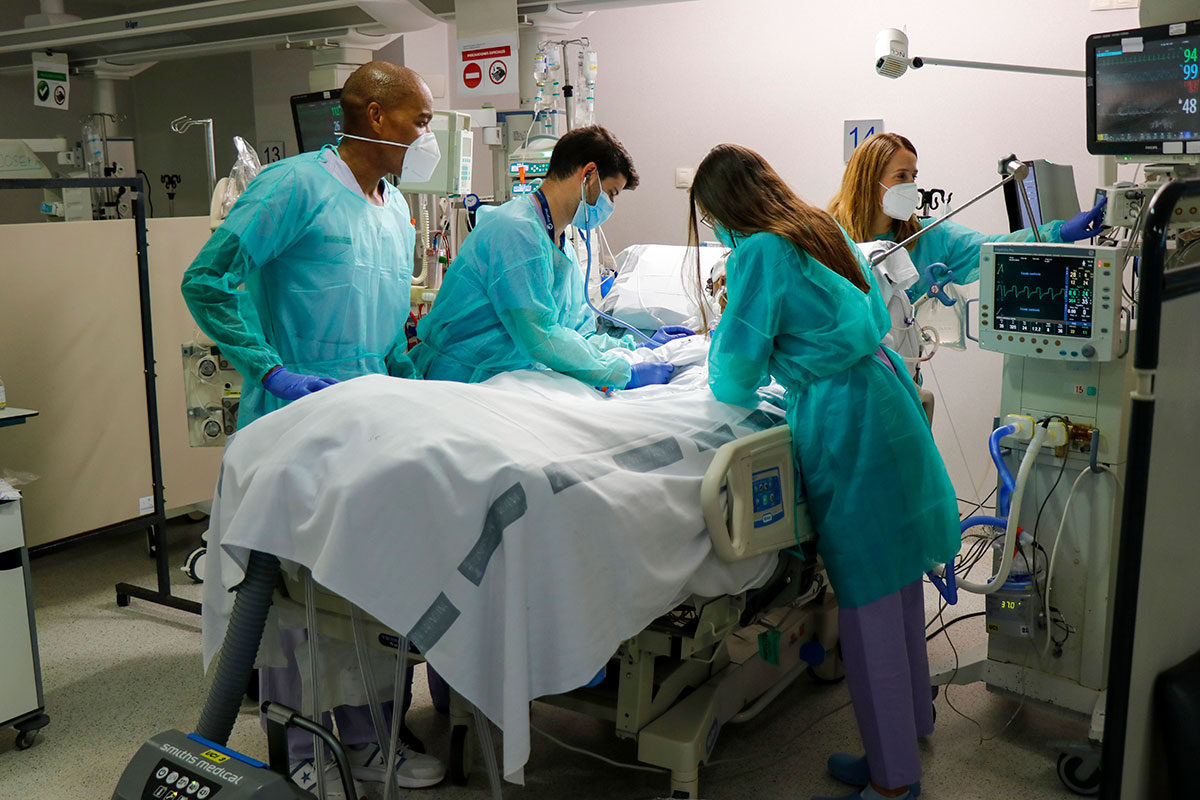  Unidad de cuidados intensivos en el Hospital Universitario y Politécnico La Fe, de Valencia 