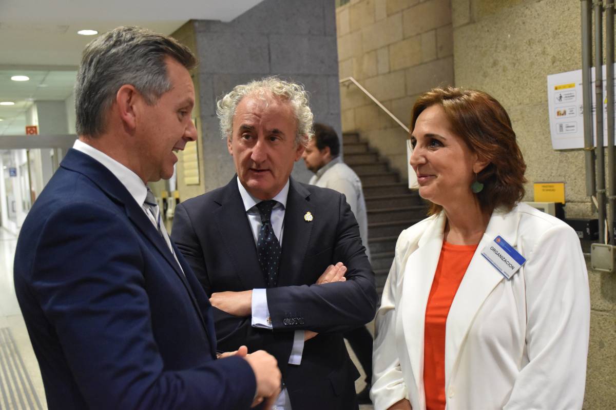 El ministro de Sanidad conversa con Tomás Cobo, presidente de la OMC, y Remedios Martín, presidenta de Semfyc, en la sede ministerial. Foto: MINISTERIO DE SANIDAD. 