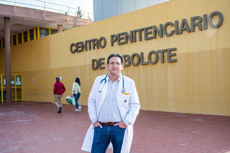 José Joaquín Antón Basanta, presidente de la Sociedad Española de Sanidad Penitenciaria (SESP) y médico en el centro penitenciario de Albolote (Granada). Foto: MIGUEL ÁNGEL MOLINA.. 