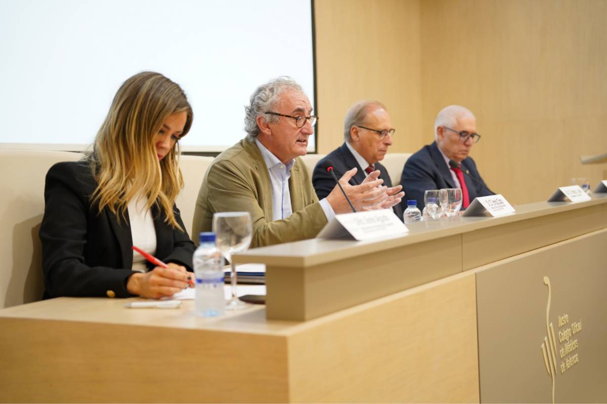Tomás Cobo, presidente del Cgcom y de la Fundación, se dirige a los asistentes durante la presentación, hoy, en Valencia, del IV Congreso de Cooperación de la OMC. Foto: CGCOM. 
