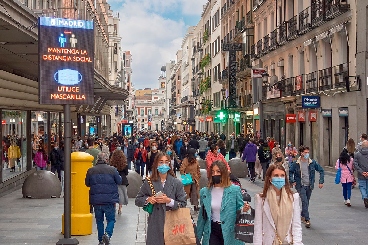 Gente con mascarilla paseando por la calle Preciados, en Madrid. Foto: EXPANSIÓN. 