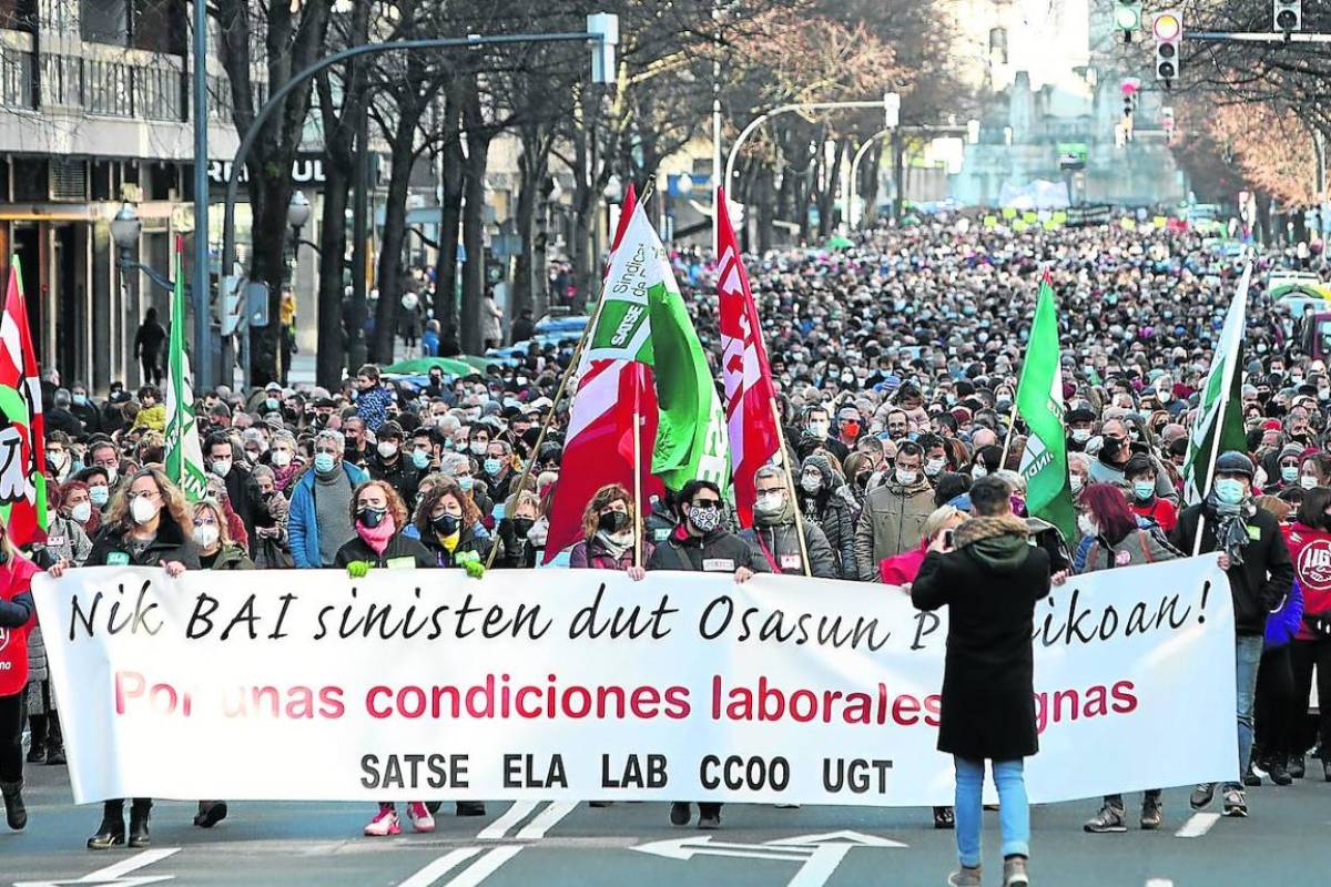 Aspecto de una de las multitudinarias manifestaciones convocadas por todos los sindicatos de la mesa para reclamar mejorar en el primer nivel del País Vasco. Foto: CCOO-PV. 