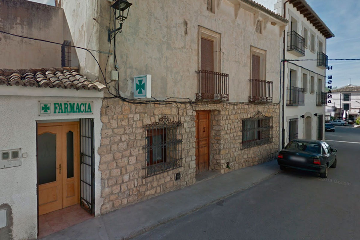 Farmacia de Alcocer (Guadalajara), cuya titular está intentando jubilarse después de 24 años. Foto: GOOGLE MAPS 