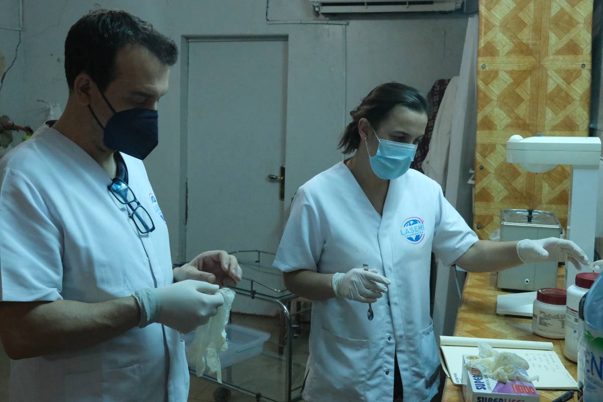 Cooperantes de LaSemi Cooperación formulación en el laboratorio del Hospital de Tíes, en Senegal. Foto: LASEMI COOPERACIÓN. 