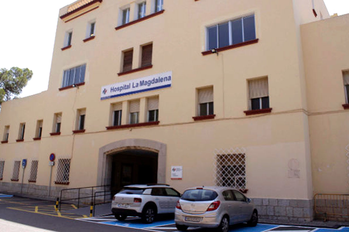 Fachada principal del Hospital de Crónicos y Larga Estancia La Magdalena. 