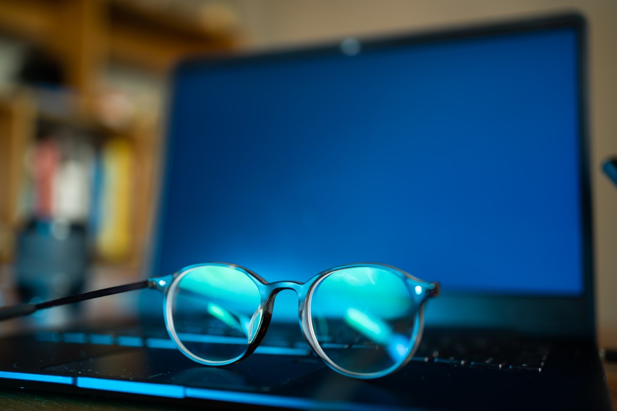 No hay evidencia que recomienden el uso de lentes con filtro de luz azul para reducir la fatiga ocular asociada con el uso del ordenador. Foto SHUTTERSTOCK 