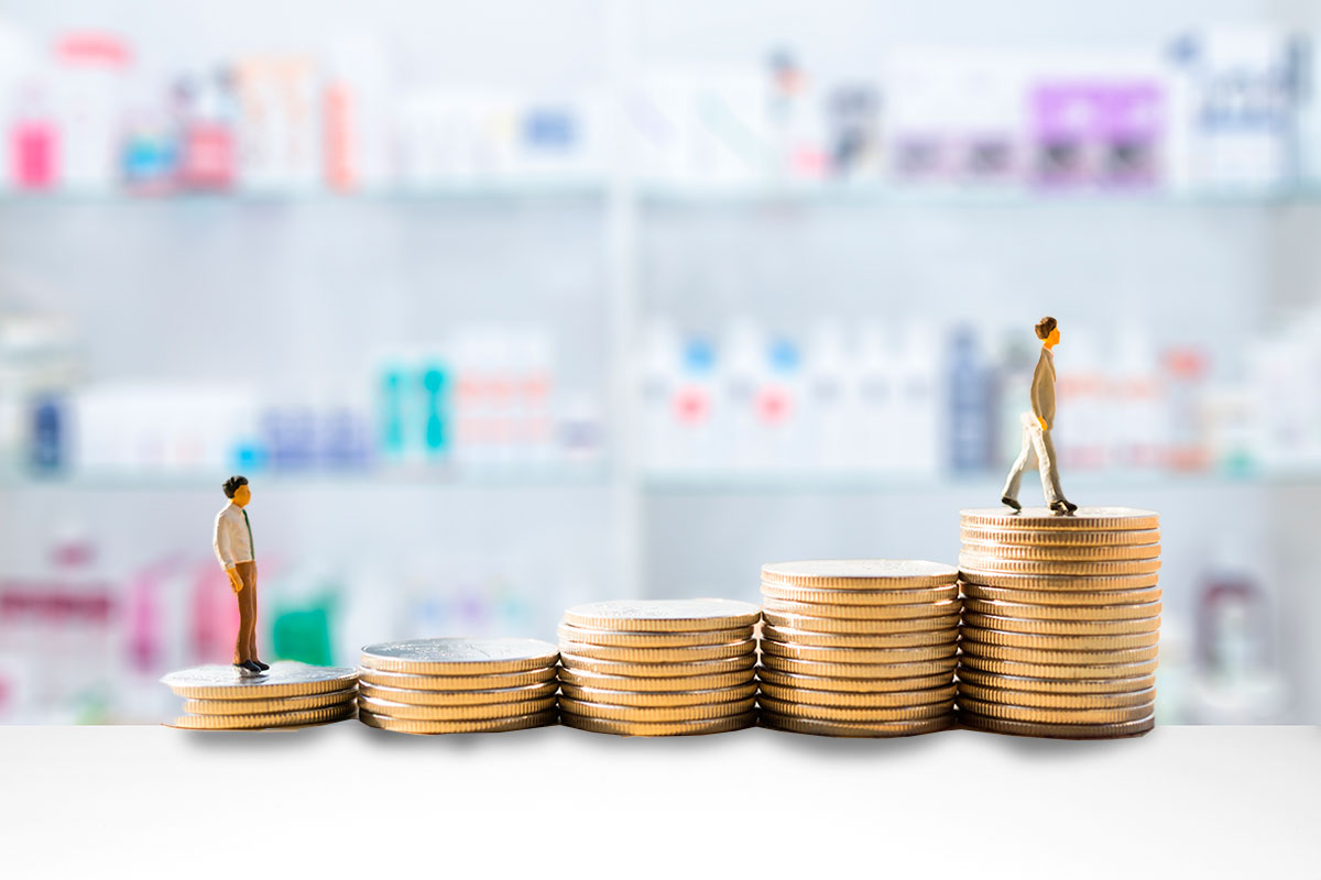 Un trabajador de una farmacia tiene un salario anual que se puede dividir en 12 o 14 pagas. Foto: SHUTTERSTOCK/L.ESPARZA 