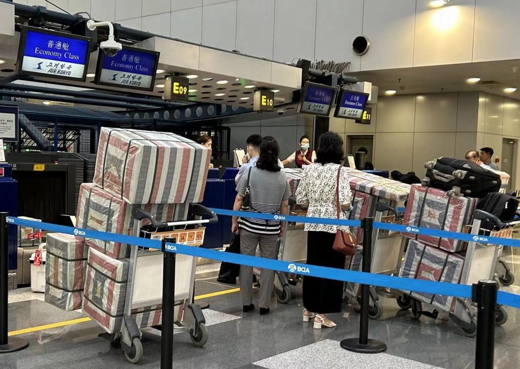 Viajeros norcoreanos en un mostrador en el aeropuerto de Beijing (China). Los vuelos entre ambos se reanudaron tras tres años y siete meses debido a la pandemia. Foto: YONHAP/EFE. 