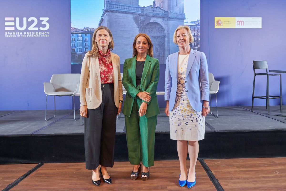 María Jesús Lamas, Silvia Calzón y Emer Cooke durante el encuentro celebrado en Madrid. Foto: AEMPS 