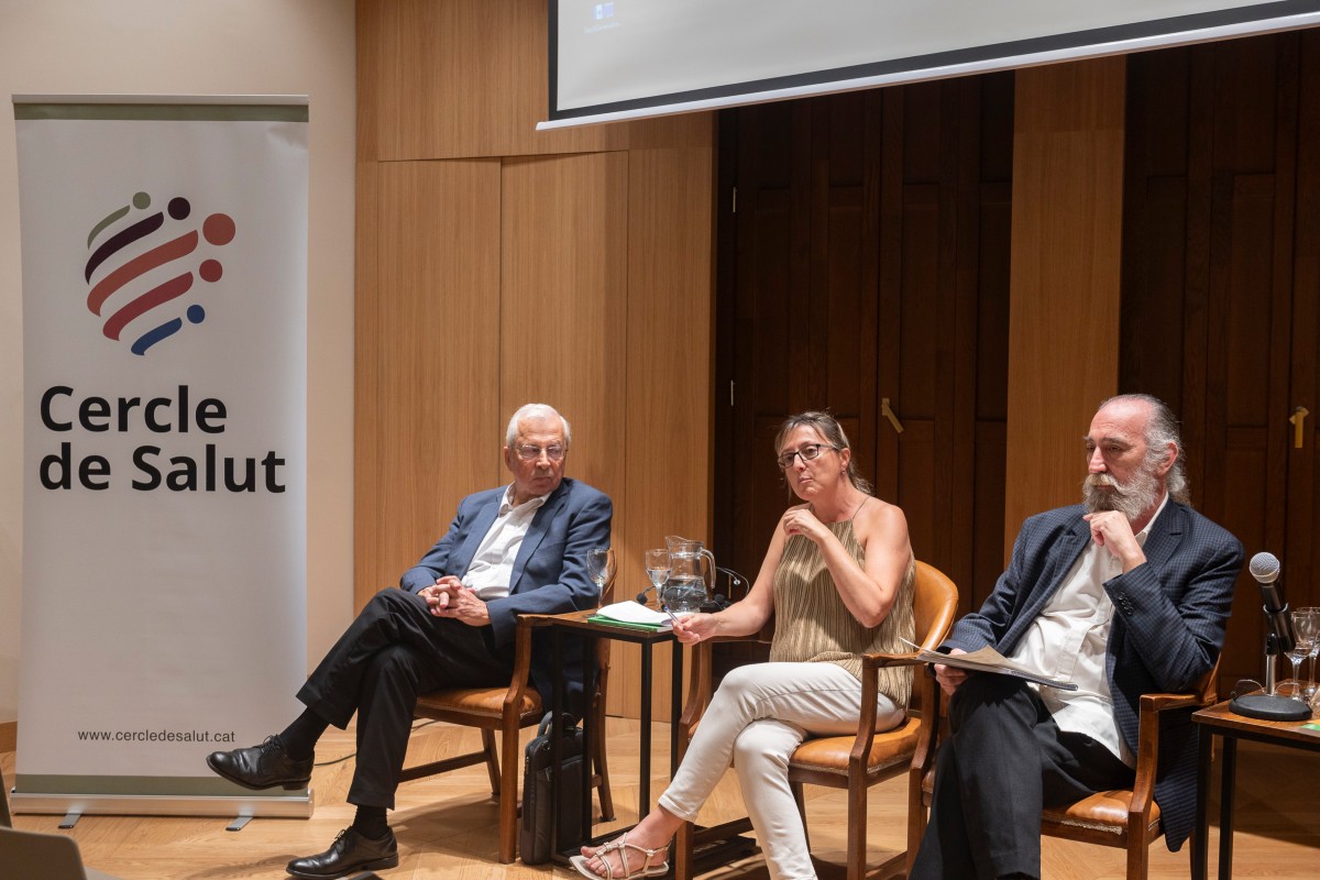 Vicente Ortún, Rosa Urbanos y Ricard Meneu, durante la presentación del libro en Madrid. Foto: CERCLE DE SALUT 