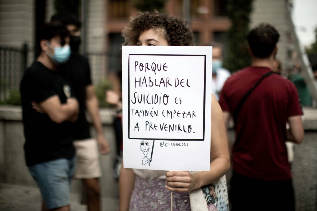 Aspecto de una protesta ante la sede del Ministerio de Sanidad para reclamar, entre otras cosas, la puesta en marcha de un plan nacional de prevención. Foto: ALBERTO DI LOLLI. 