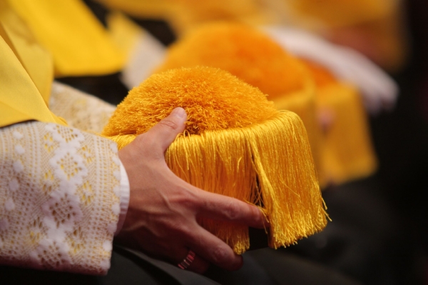 Desde la Edad Media, el traje académico de medicina es de color amarillo en las universidades españolas. [Imagen: www.unav.ed] 