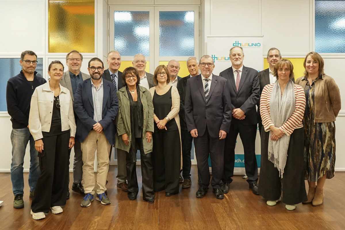 Adserà (quinto por la derecha) con el nuevo equipo de gobierno de la UCH. Foto: UCH. 
