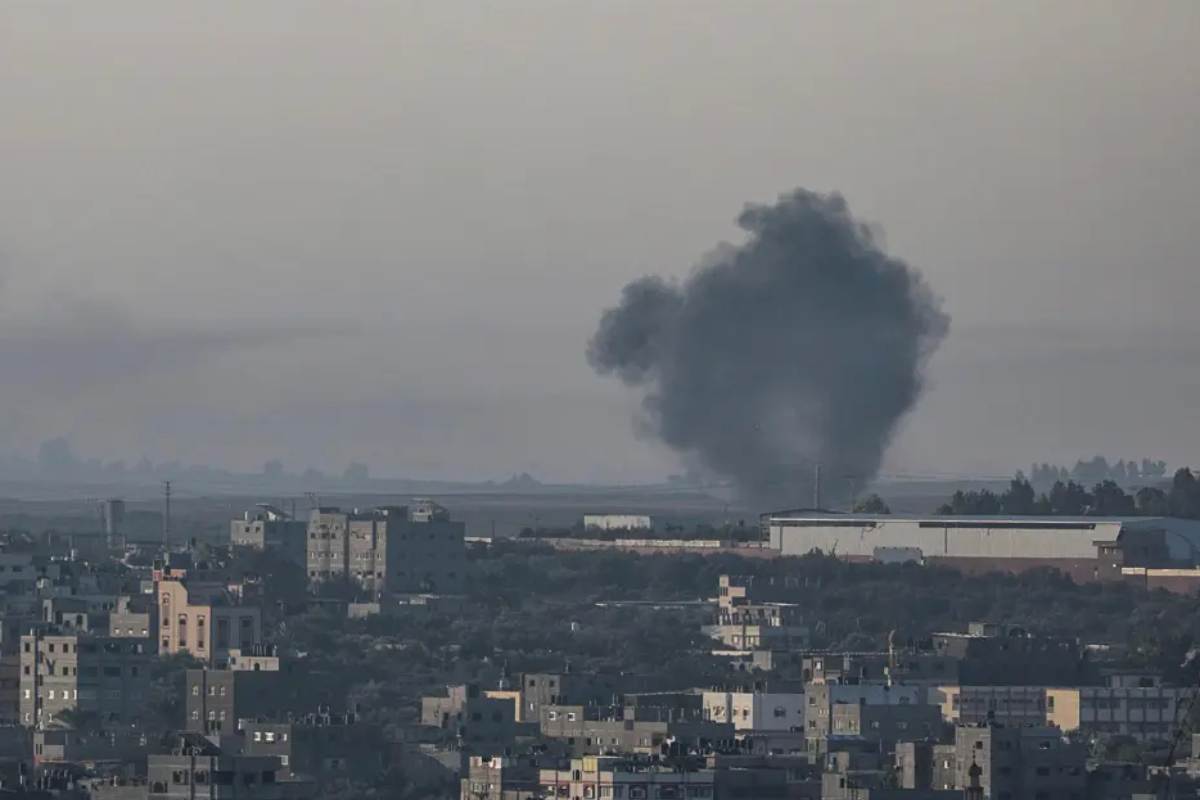 Humo que se eleva en el lado israelí visto desde Gaza, durante el asalto a los asentamientos israelíes por parte de militantes de las Brigadas al-Qassam, el 7 de octubre de 2023. FOTO: EFE