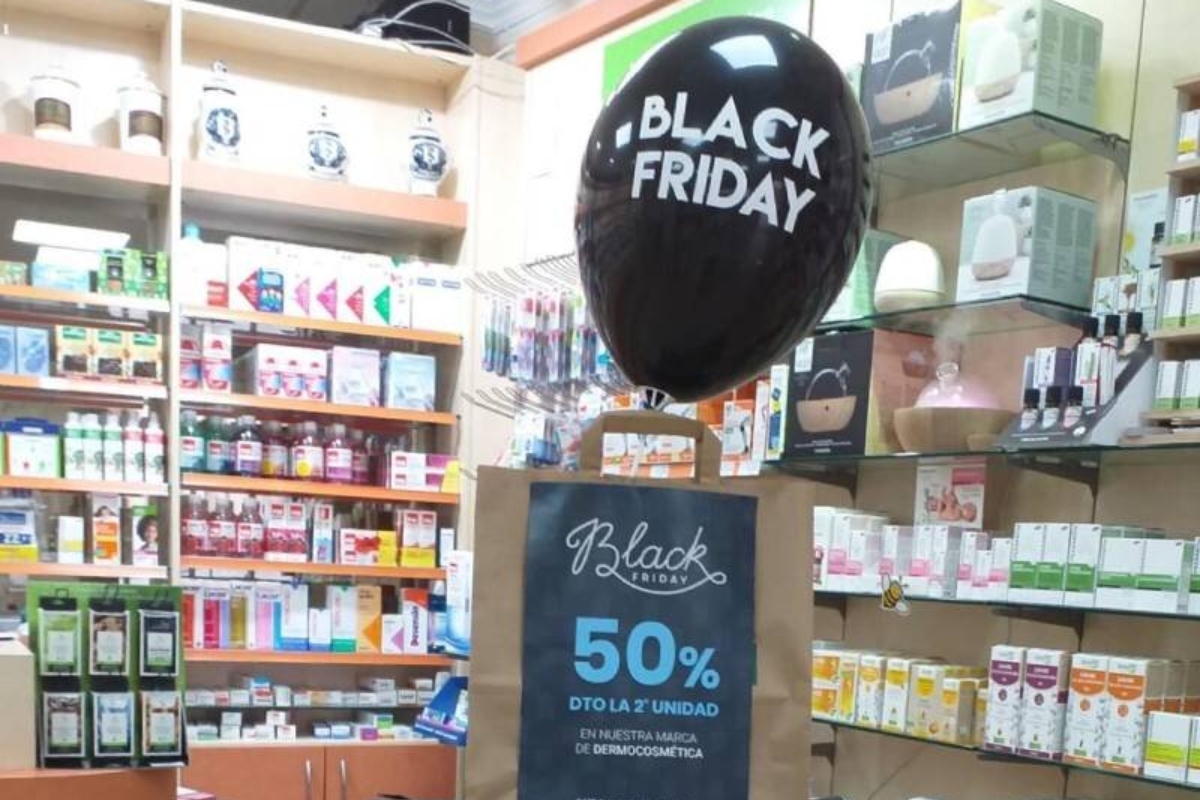 Promoción de 'Black Friday' en el interior de una farmacia. Foto: CF. 