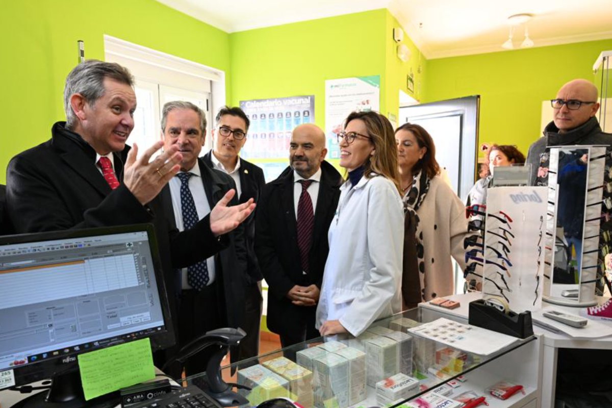 José Manuel Miñones, ministro de Sanidad, durante su visita a la farmacia de Marta Terciado. Foto: CONSEJO GENERAL DE COF 
