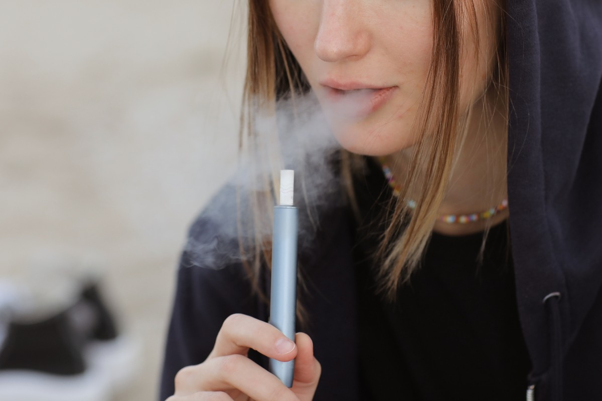 Una mujer utiliza un dispositivo de tabaco calentado. Foto: SHUTTERSTOCK