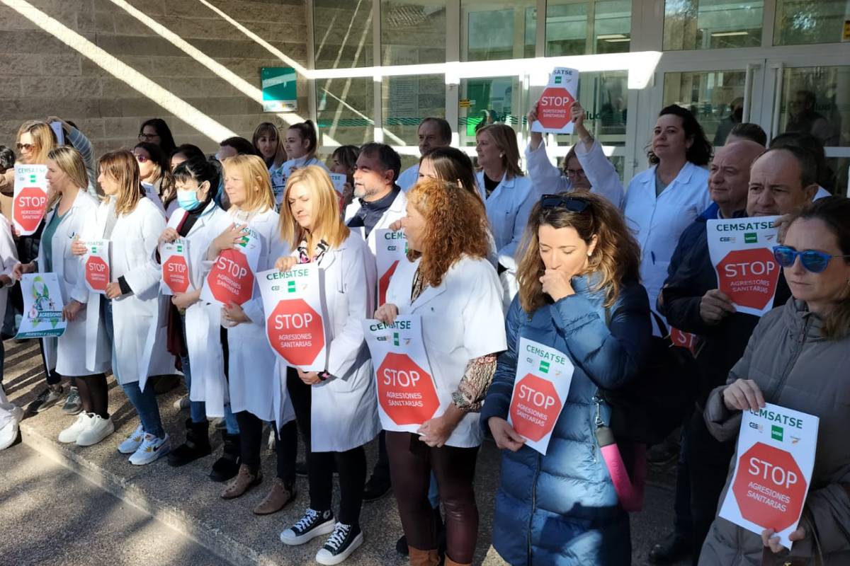 Aspecto de la concentración convocada hoy a las puertas del Centro de Salud de Casetas, en la capital aragonesa. Foto: PRENSA CEMSATSE-ARAGÓN.