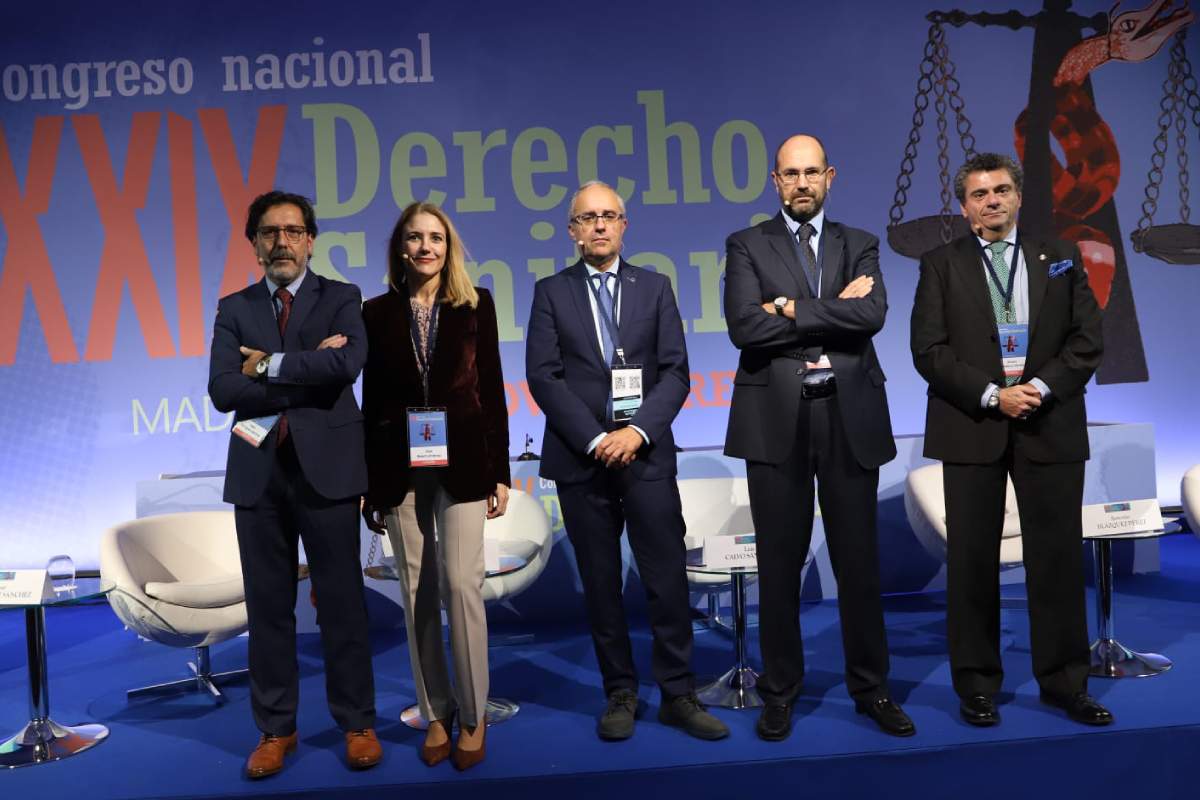 César Rodríguez Sánchez (SEOM), Ana Bosch (Farmaindustria), Luis Calvo (AEDS), Antonio Blázquez Pérez (Aemps) y el abogado Álvaro Lavandeira. Foto: AEDS 