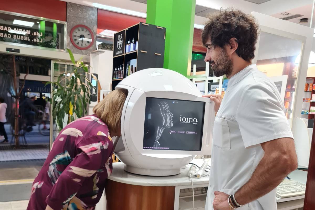 Esfera IOMA instalada en la farmacia de Jesús Cabezudo, en San Sebastián. Con ella puede hacer un análisis micro y macroscópico de la piel. Foto: JESÚS CABEZUDO 