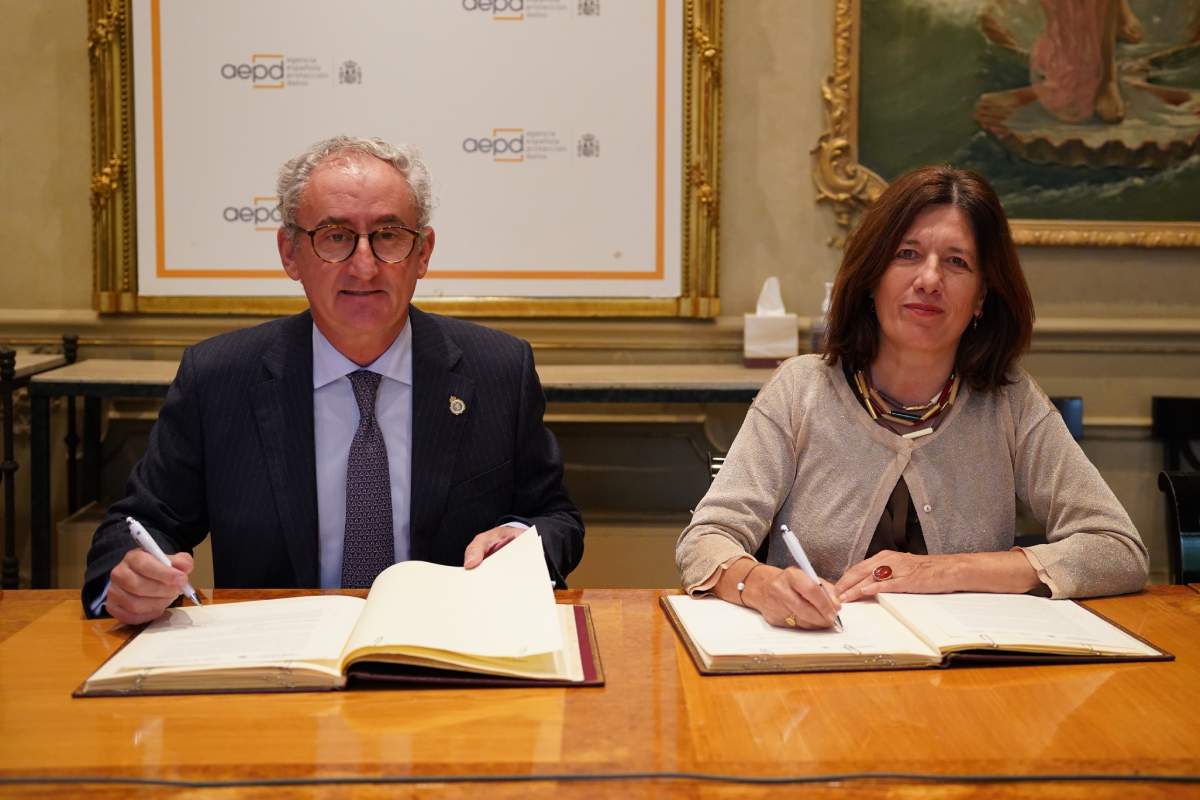 Tomás Cobo, presidente del CGCOM y Mar España, directora de la AEPD, firman un convenio de colaboración para la formación de facultativos. Foto: CGCOM. 