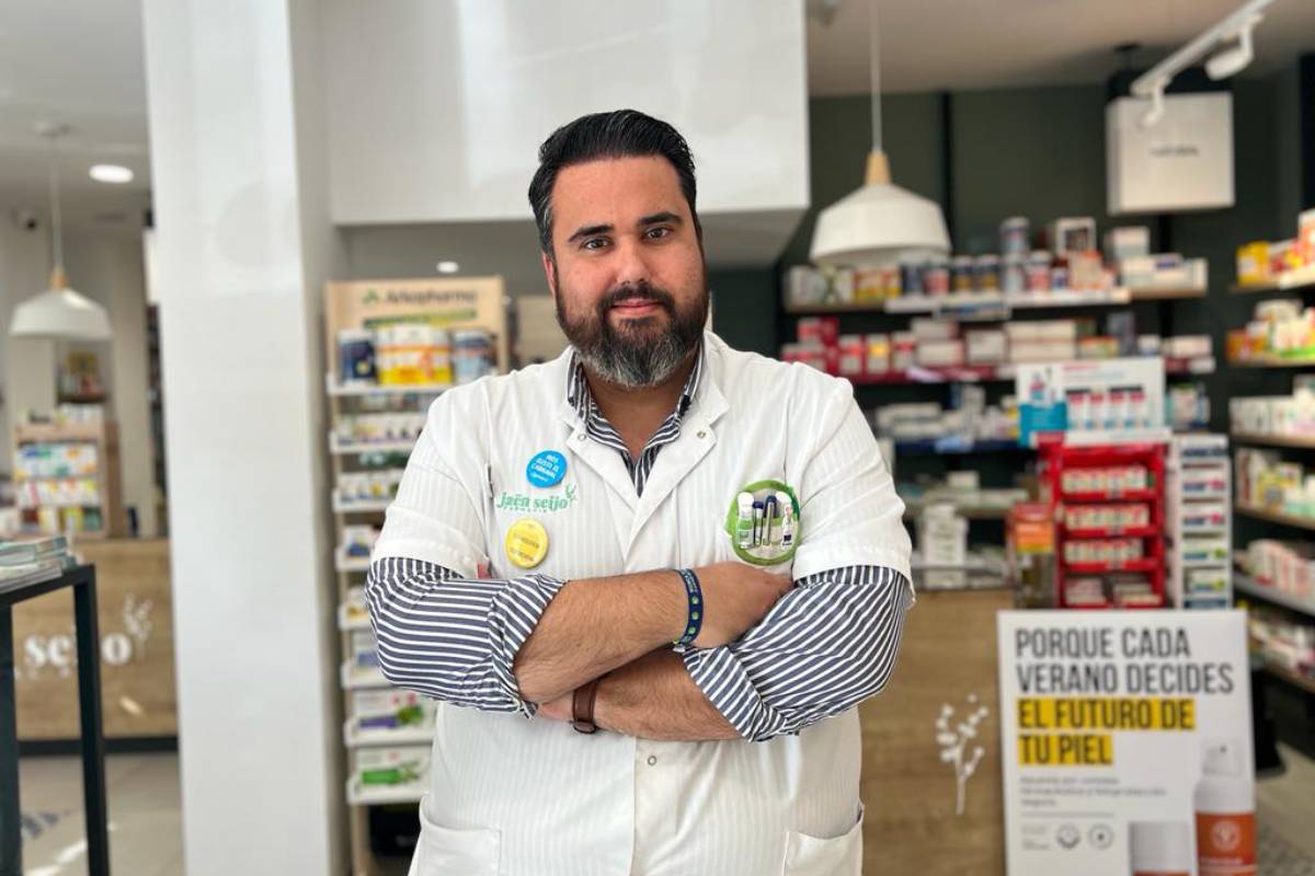 Julián Laínez, farmacéutico comunitario en Sevilla, solventó un problema de adherencia y evitó la toma de un fármaco innecesario a una paciente. 