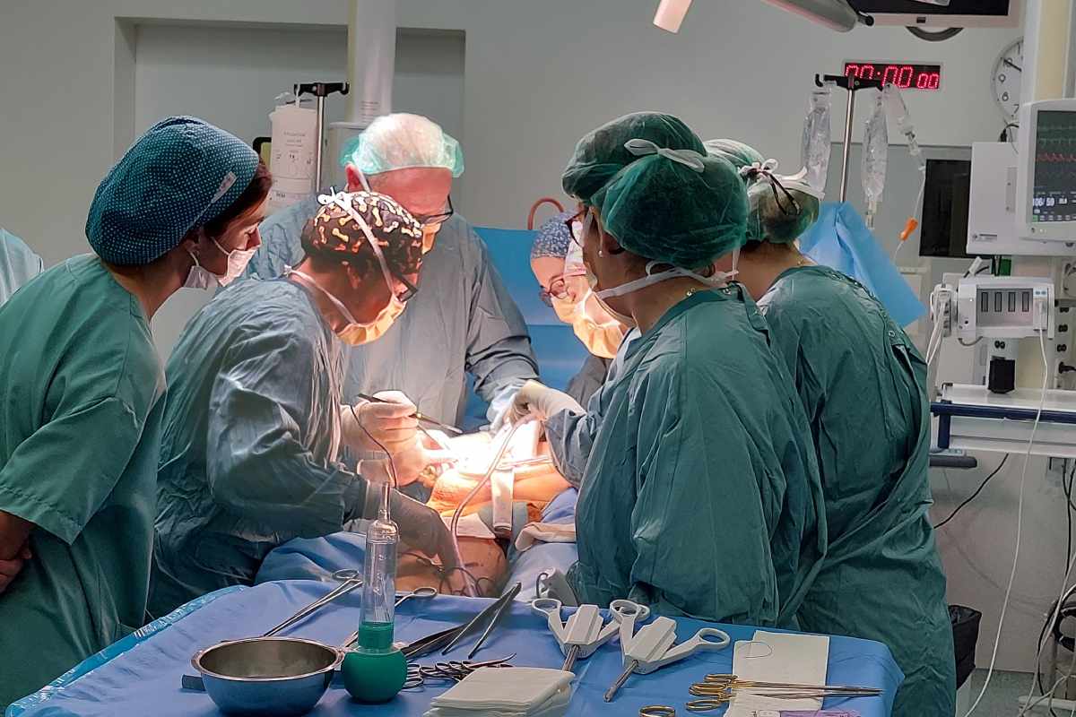 La reconstrucción del abdomen con la nueva técnica puede durar 12-14 horas. Foto: HOSPITAL DE SANT PAU. 