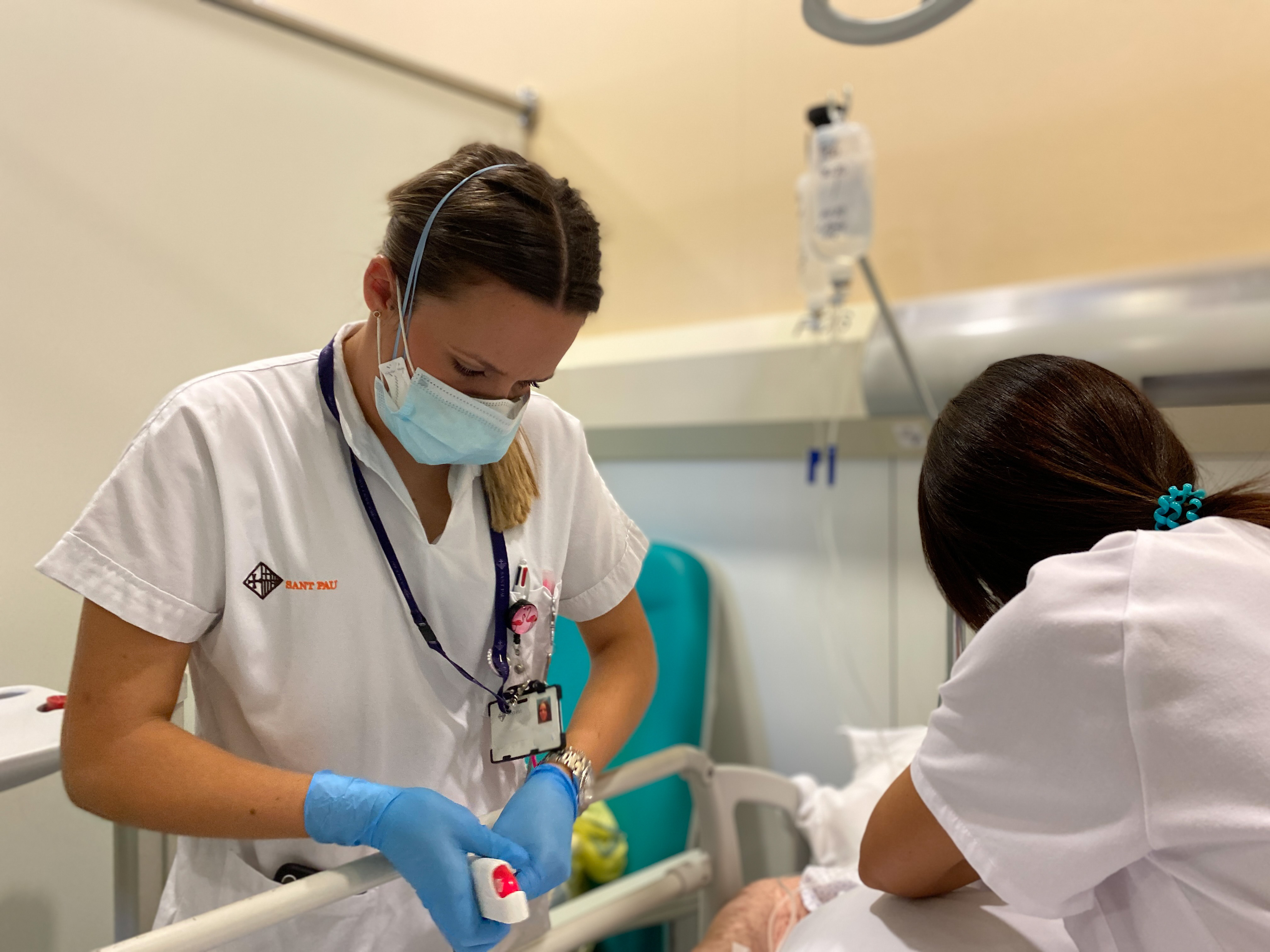 Trabajo de enfermería en el Dispositivo de Atención a la Fragilidad del Servicio de Urgencias (Dafsu) del Sant Pau. Foto: HOSPITAL DE SANT PAU. 
