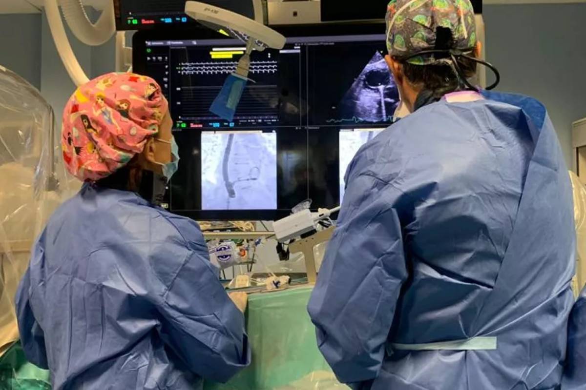 Dos cardiólogos intervencionistas analizan una imagen en una de las salas de Hemodinámica del Hospital Miguel Servet, de Zaragoza. Foto: GOBIERNO DE ARAGÓN 