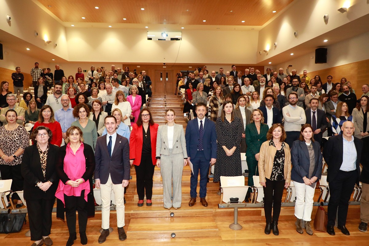 La presidenta de Baleares, Margalida Prohens (centro), junto a la consejera, Manuela García, en la presentación del Pacto para la Salud en el Hospital Son Llàtzer. Foto: CONSEJERIA DE SALUD DE BALEARES. 