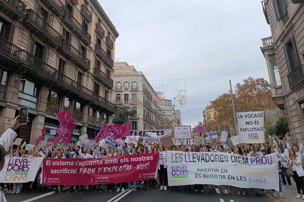 Las comadronas también han tenido representación en una de las dos manifestaciones de esta mañana en Barcelona. Foto: LLEVADORES PEL CANVI. 