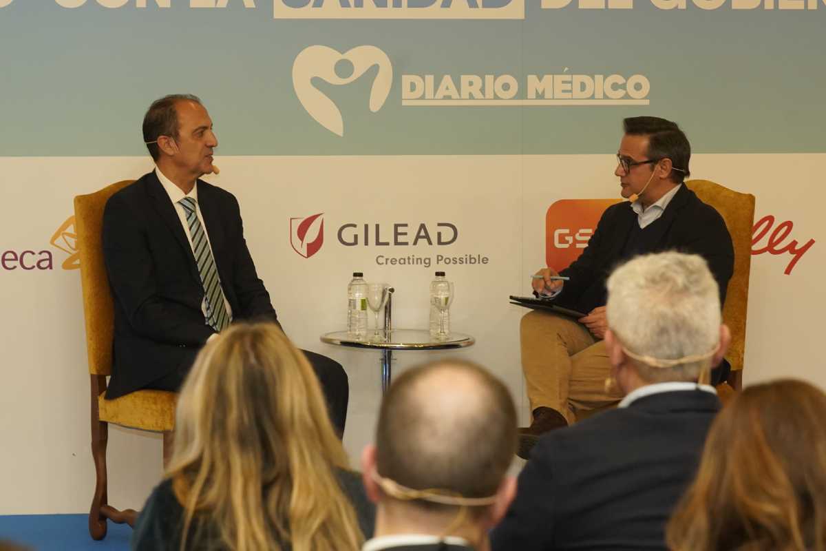 El consejero de Sanidad de Aragón, José Luis Bancalero, entrevistado por el director de Diario Médico, Daniel Aparicio. Foto: ARABA PRESS 