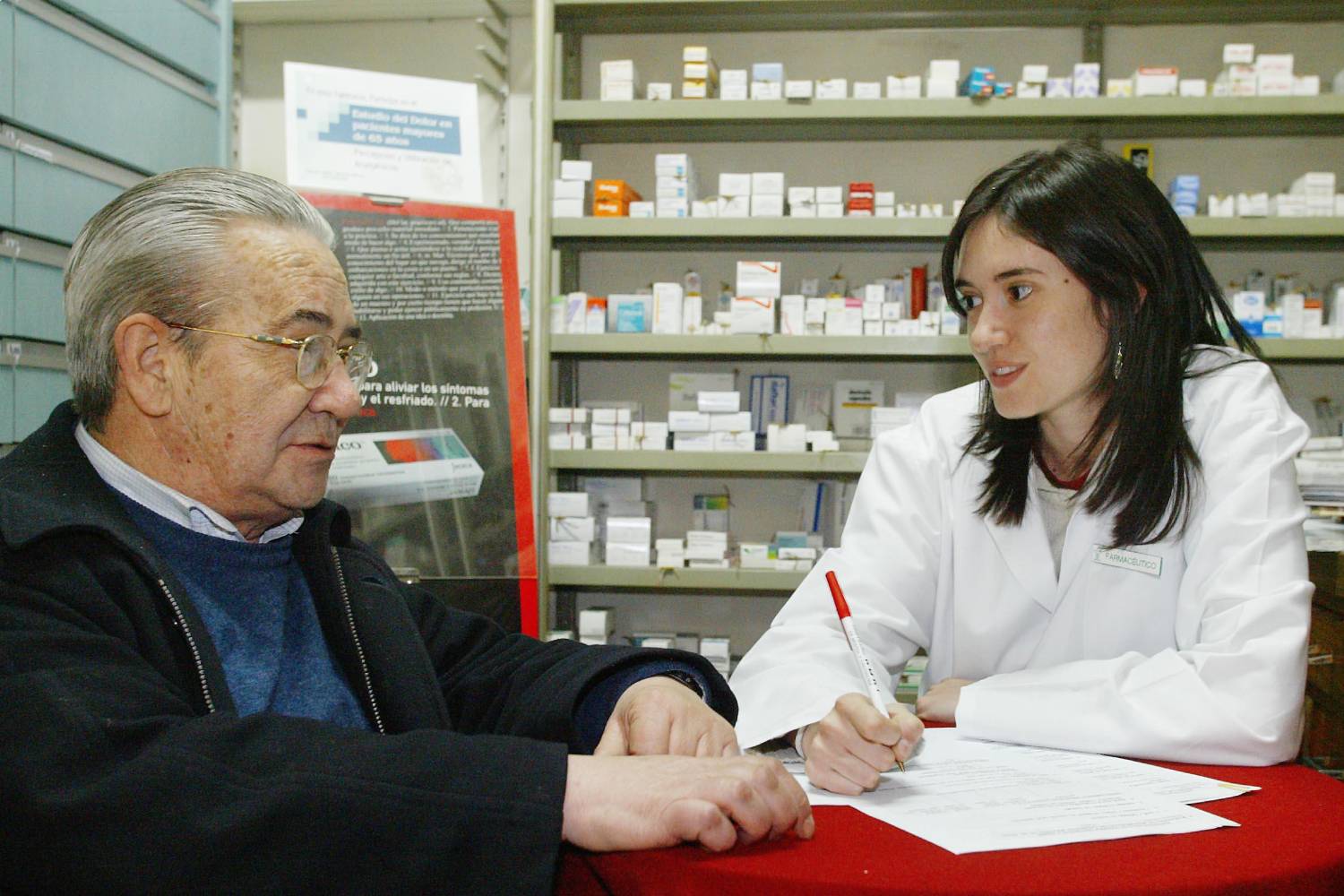 Foto de archivo de una farmacéutica de Palencia, registrando datos de un paciente. Foto: FÉLIX ORDOÑEZ. 
