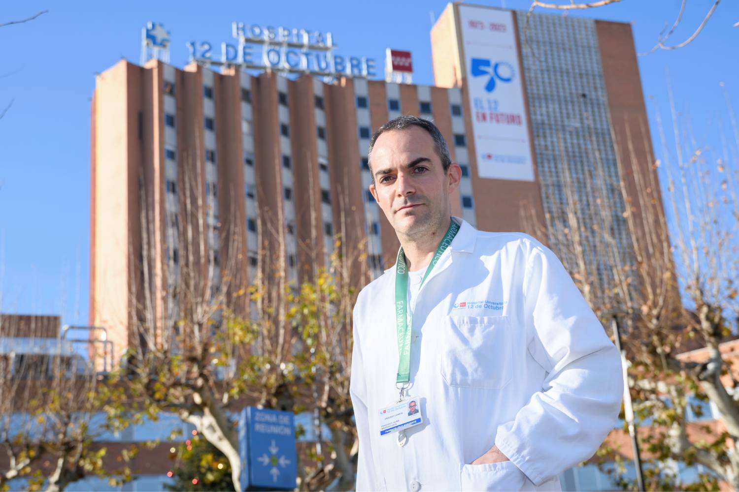 Francisco Javier Manzano, número 1 del FIR 2023, posa delante del Hospital 12 de Octubre, donde es R1 de Análisis Clínicos. Foto: JOSÉ LUIS PINDADO. 