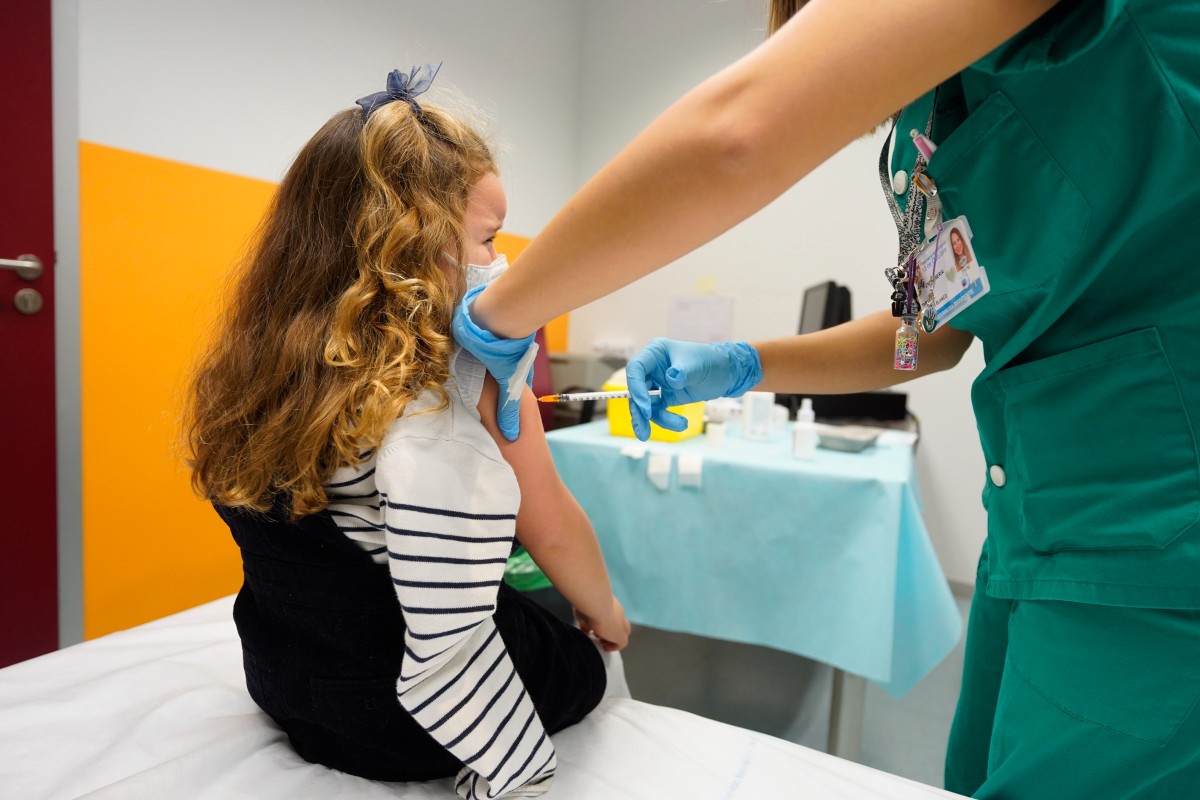 Imagen de archivo de una niña recibiendo la vacuna covid en el Hospital 12 de Octubre de Madrid. Foto: ÁNGEL NAVARRETE 