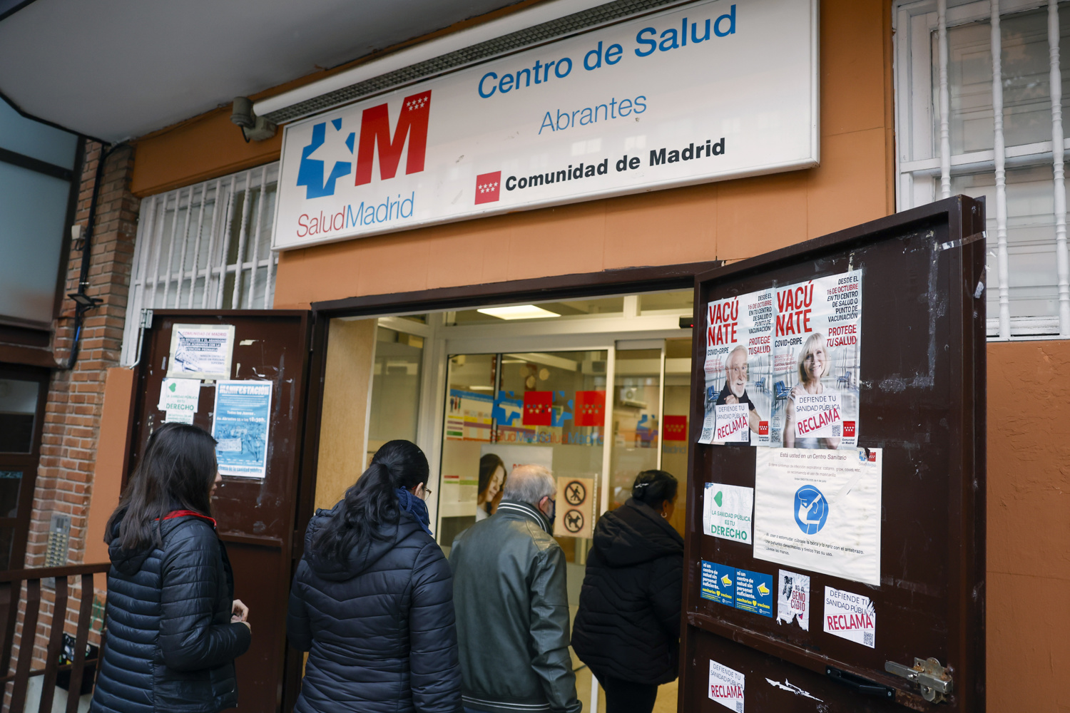Varias personas entran este miércoles del Centro de Atención Primaria de Abrantes Madrid. Los centros de salud se encuentra saturados debido a la epidemia estacional de virus respiratorios como la gripe y la covid. FOTO: EFE/ MARISCAL 