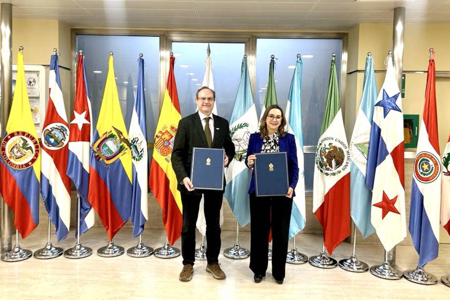 Jesús Carlos Gómez Martínez, presidente de la Socfic, y Gina Magnolia Riaño Barón, secretaria General de la OISS. Fuente: OISS 