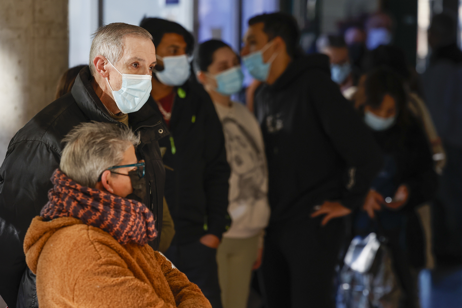Varias personas guardan en un centro de salud de la Comunidad Valenciana ante el aumento de la incidencia de infecciones respiratorias. Foto: EFE/Biel Aliño 