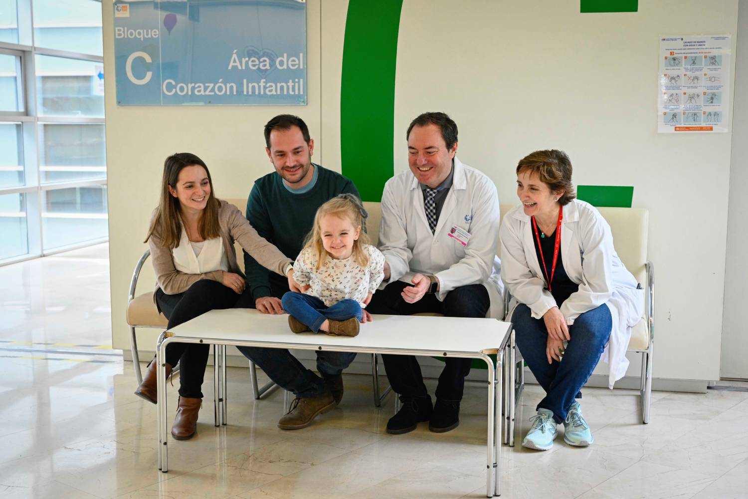 Rafael Correa (director del Laboratorio) y Manuela Camino (jefa de Trasplante Cardiaco Infantil), con Irene (la primera paciente trasplantada) y sus padres. Foto: H. G. MARAÑÓN. 