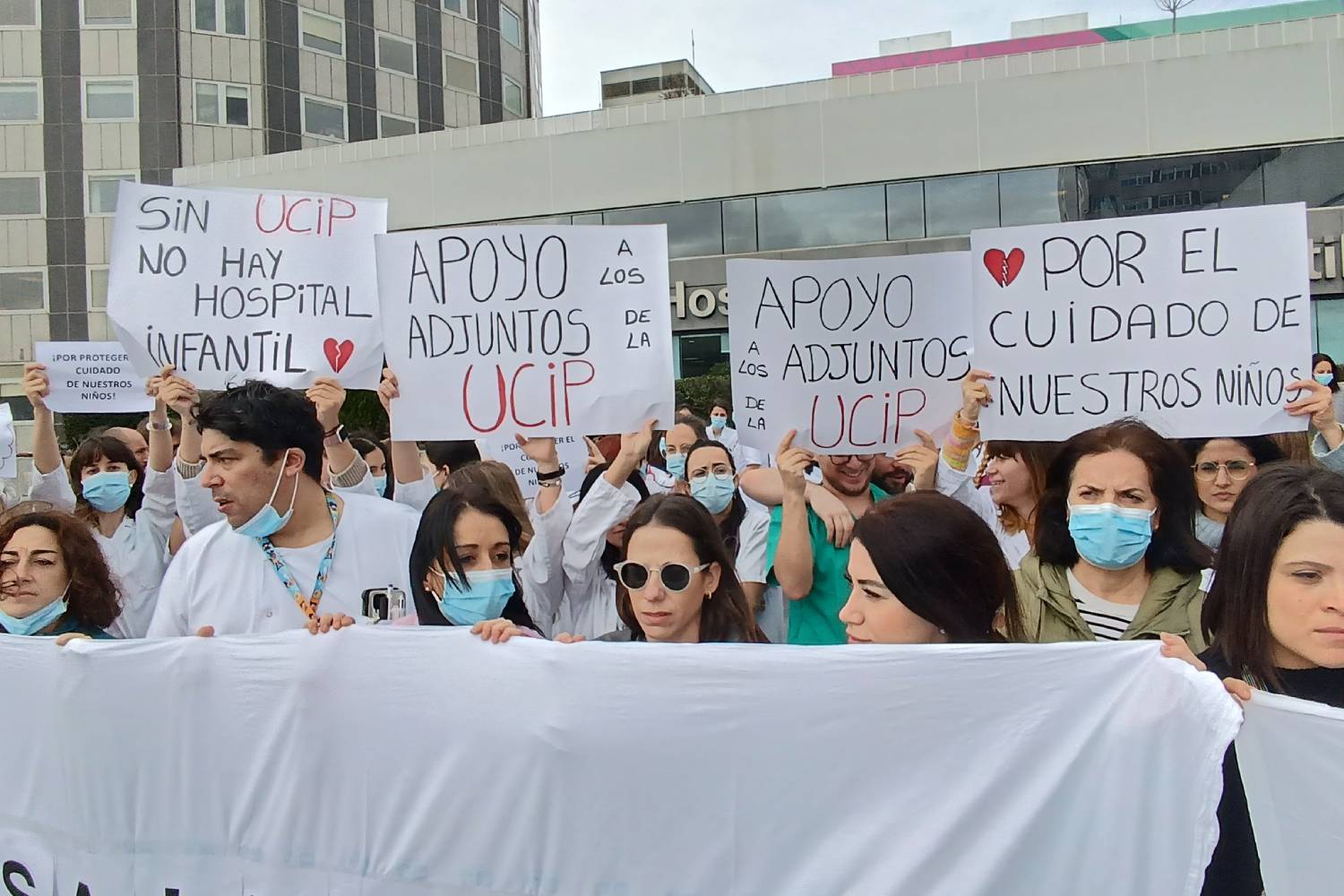 Manifestación de apoyo a los facultativos de la UCI pediátrica de La Paz. Foto: AMYTS. 
