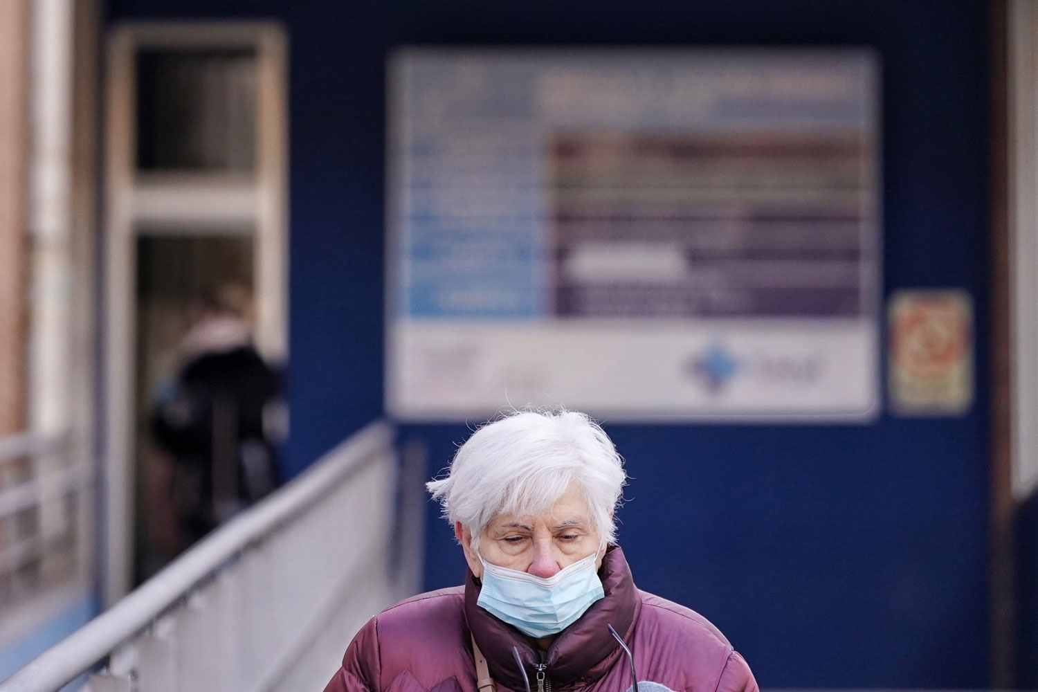 Una mujer se dispone a entrar en un centro de salud de Valladolid, esta semana. Foto: EFE/Nacho Gallego 
